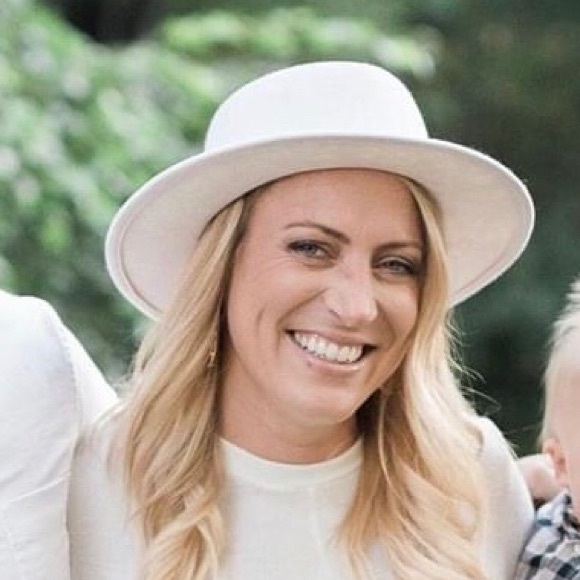 Meet your Posher, Leah - Picture 2 of 7